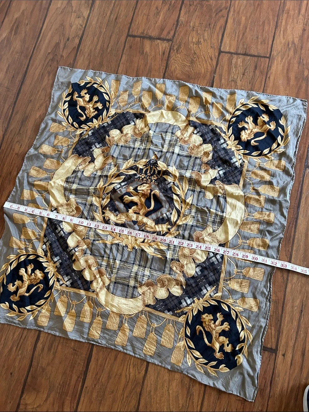 Express scarf Gold Lion, tassels and Black Crest